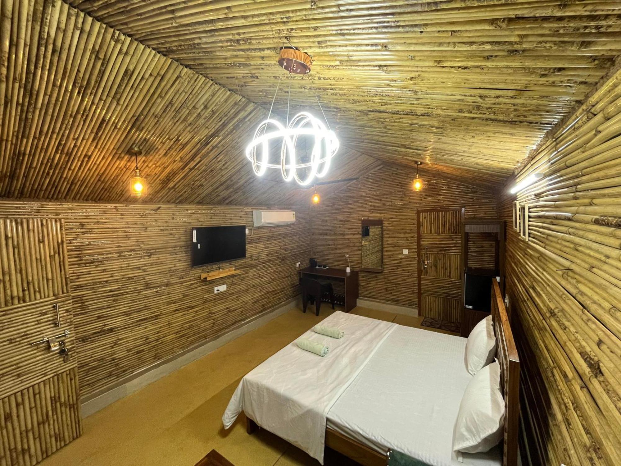 Gopika Resort Vrindavan Bagian luar foto