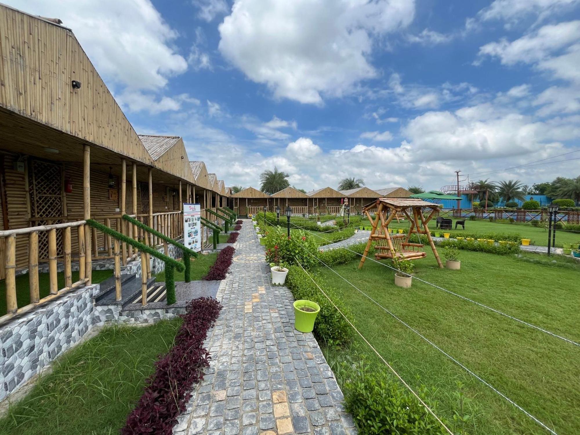 Gopika Resort Vrindavan Bagian luar foto